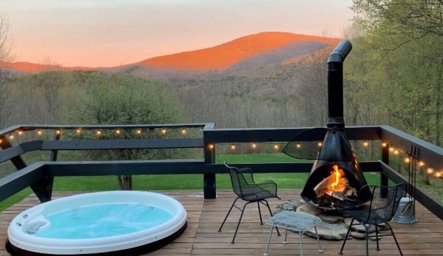 Crows Nest Mtn. Chalet - Hot Tub, Mtn Views, Dog Friendly