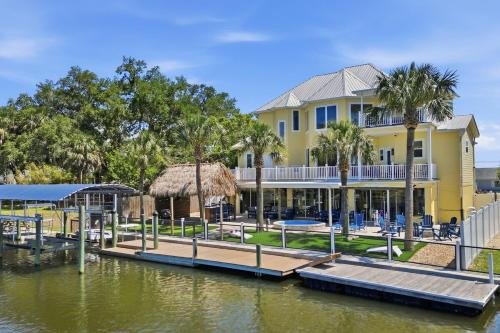 Crystal River Waterfront 5BR w Dock - Sleeps 11 - Bayshore Getaway