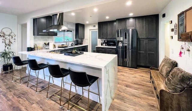 Cubier: Luxury 3BR Estate in West Hills (BA-BC)