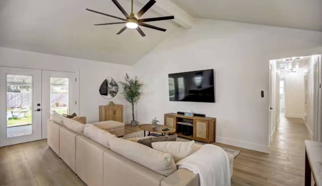 Custom Designer Home. Sleeps 9. Close to domain Q2