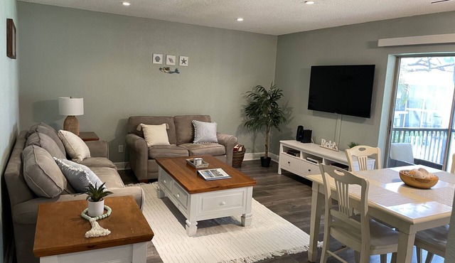 Cute, spacious 2 BR 2 Full BA condo minutes from the beaches