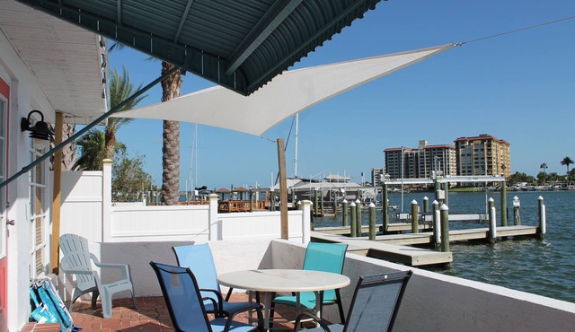 DIRECT WATERFRONT 2BDRM Villa full kitchen, fish from porch