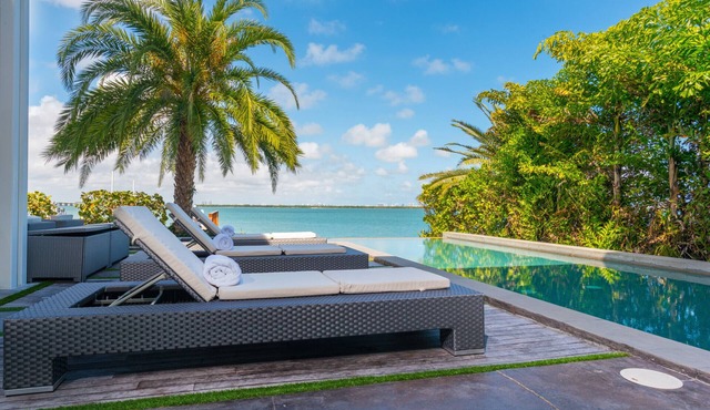 Discover Paradise: Your Exclusive Miami Beach Waterfront Escape!