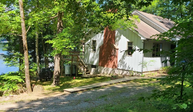 Dog friendly lakefront home w/fireplace near Lk George. Telecommuters welcome!