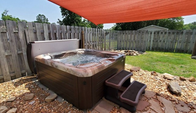 Doodlebug Cottage ~ Pool + Hot Tub Oasis + Close to I-95