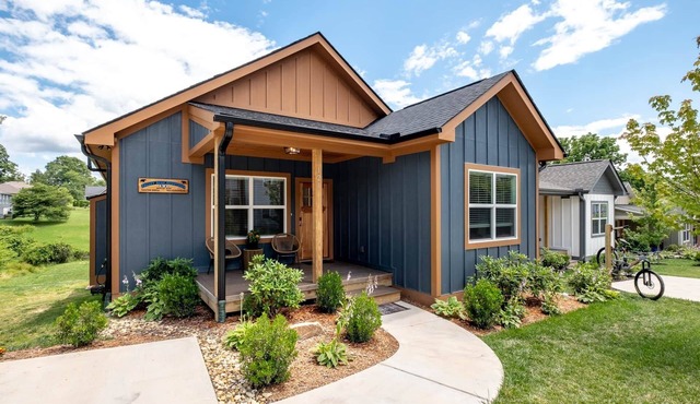 Downtown Brevard 5BR Retreat & Cyclists’ Dream