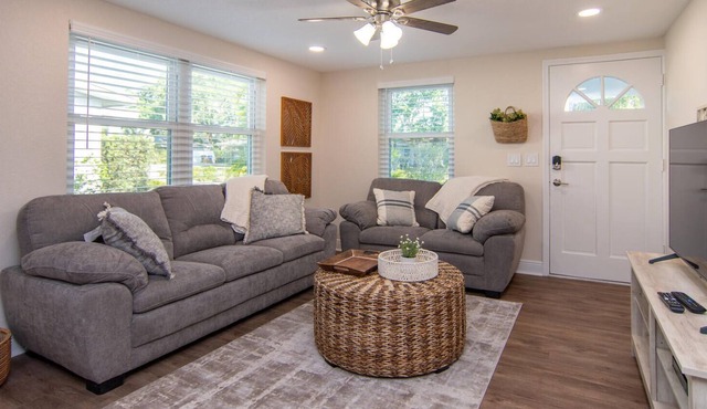 Downtown Dunedin Cottage Completely Remodeled!