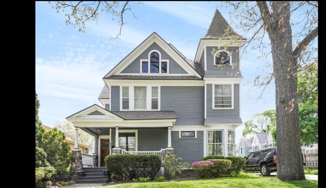 Downtown Grand Rapids 2nd Floor Unit 3Beds 3Baths Ensuite Heritage Hill Home