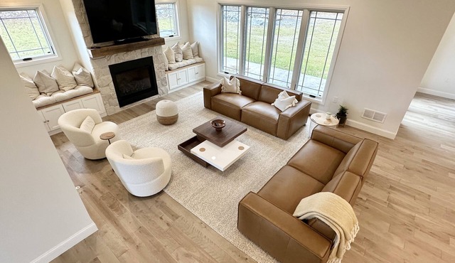 Dream escape, new modern farmhouse, stunning views, game room & hot tub for 17+!