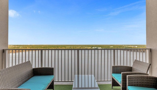 DREAM location at newly modern Lakeview spot