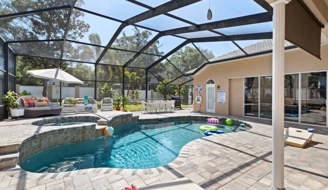 Dunedin Lux 5BR Villa w/heated saltwater pool & spa, patio, putting green & BBQ