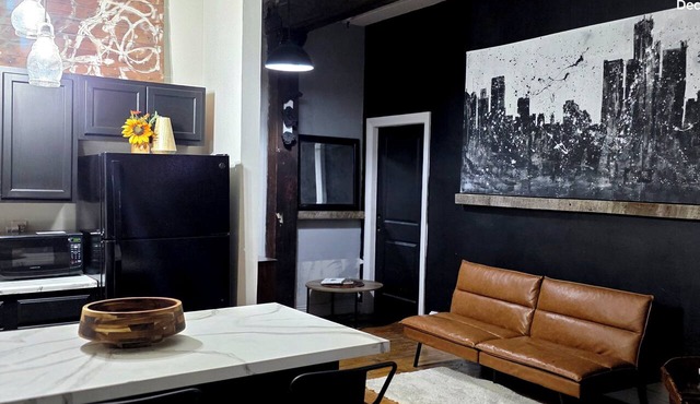 Eclectic Loft in Historic Corktown where vibrance meets serenity – 75" TV & KING