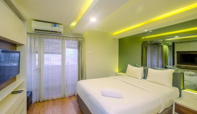Elegant and Comfy Studio Amethyst Apartment By Travelio