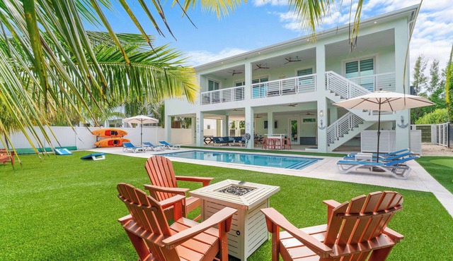 Emerald Oasis ~ Lux Waterfront Gem ~ Pool ~ Kayaks