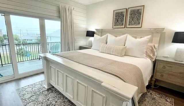 Endless Summer · Gorgeous Villa w/GULF VIEWS & Pool! WALK to Beach!