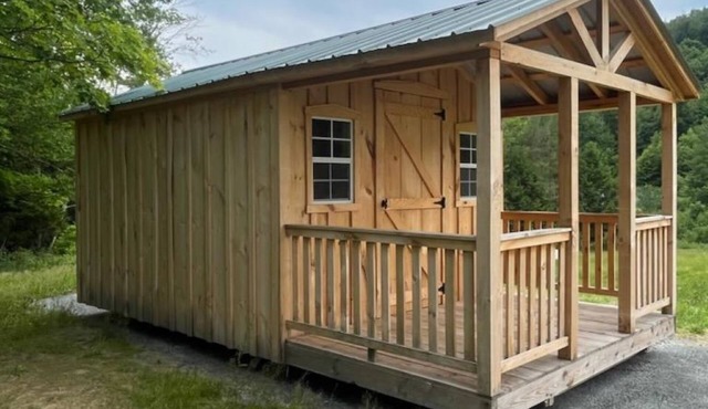 Enjoy nature in a cabin getaway, wildflowers, lush fields and maple woods trails