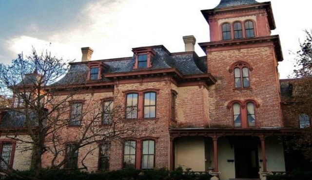 Enormous room in a Gorgeous Historic Mansion