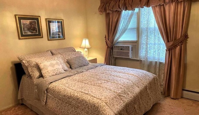 Entire Home in Buffalo - 6 Guests 3 Bedroom 1 Bath - Convenient Location - 25min to Niagara Falls