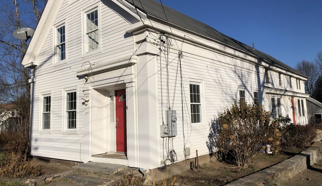 Etinde House is located ten minutes from Umass, Amherst College, Hampshire mall, Mount Holyoke College and a minute from Hampshire College