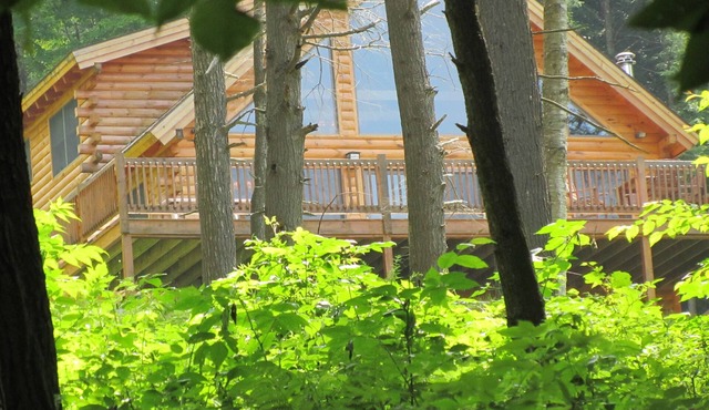 EXCEPTIONAL MOUNTAIN RETREAT-Breathtaking views. Close to town, Hot tub, Private