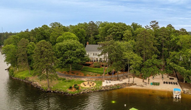 Exclusive Peninsula Retreat on Lake Murray – Beach, Fire Pit & Stunning Sunsets