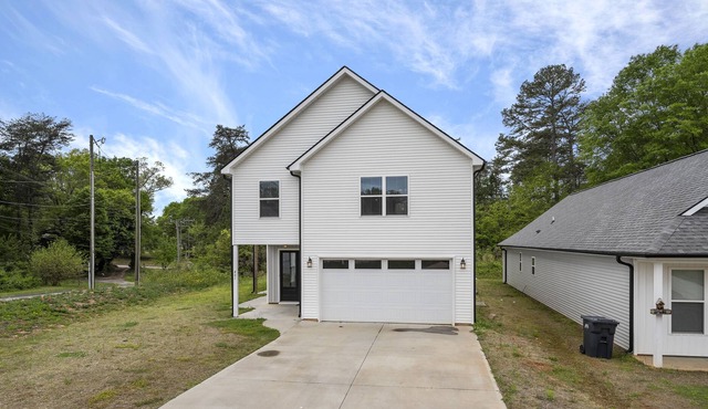 Executive style Home, 4 beds 4.5 baths in Travelers Rest