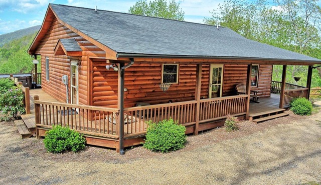 Experience comfort in this cozy 2-bedroom cabin with Hot Tub