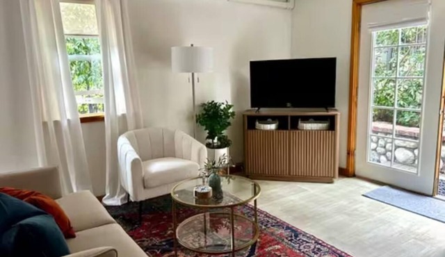 Fabulous studio in Hollywood Hills