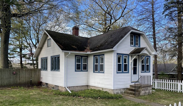 Fall 2023 Sale -- Lake Cottage Southwest Michigan