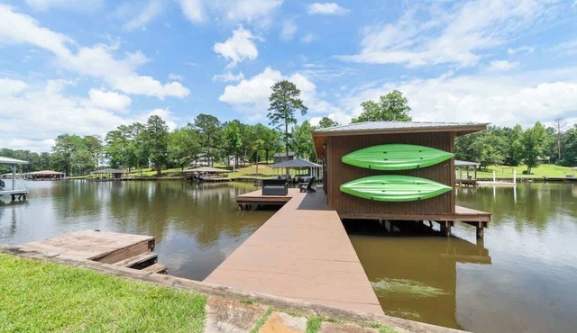 Family-Friendly, Sleeps 8, Kayaks, + More!