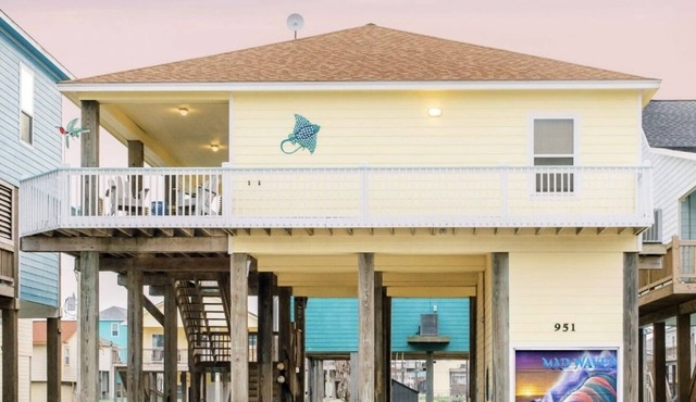 Fenced Yard ~ Cargo Lift ~ Fire Pit ~ 3-minute walk to beach!