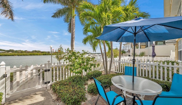 FIRST FLOOR! DIRECT"WATERFRONT" Newly Renovated! Walk to Beach! King Bed