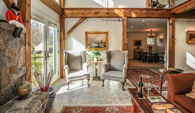 Fox & Moose, Elegant pondside villa with mountain views