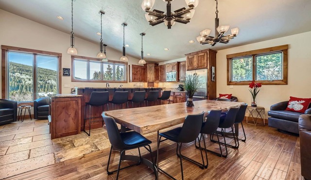 Free SkyCard - Spacious Luxury Home, Private Hot Tub, Theater - Casa de Plata