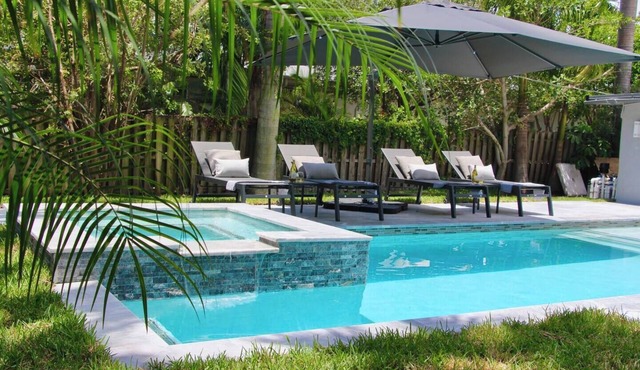 Friendly Fox- heated pool and spa-Downtown & Beach