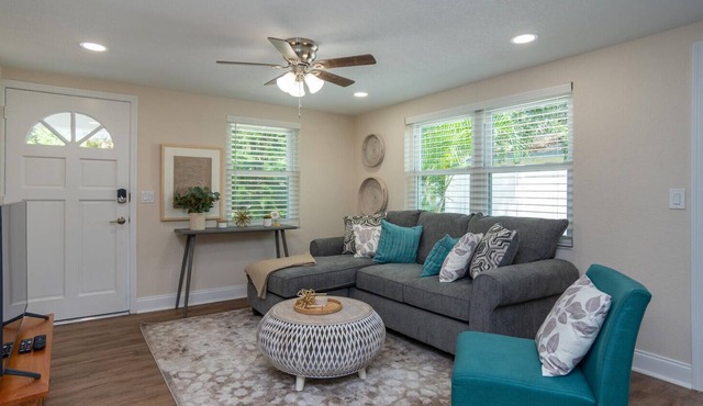 Fully Updated! Downtown Dunedin Cottage