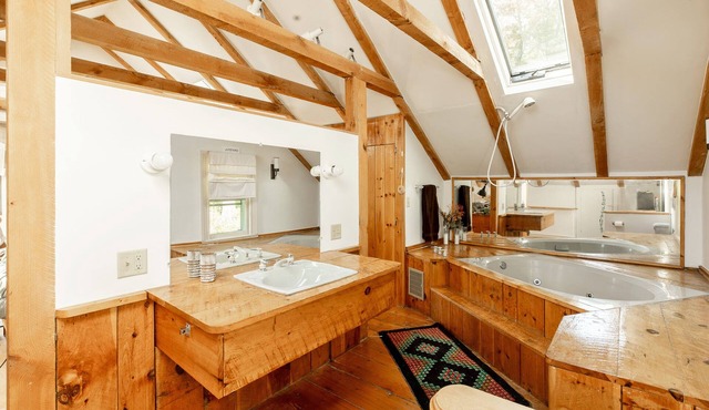 Funky abode with a fireplace place for a small family or artists- pet-friendly!
