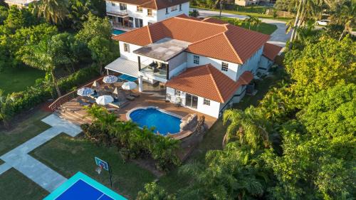 Glam Manor 7,000 Ft Mansion with Waterslide Spa