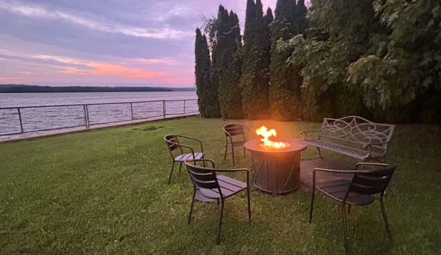 Glasco Waterfront Oasis/10 min from HITS