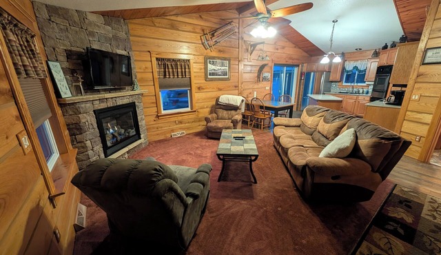 Golf, Relax, Repeat – Cabin Close to the Golf Course & Downtown EVL