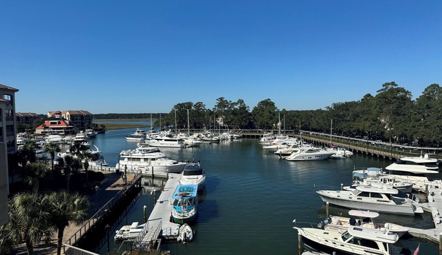 Gorgeous 2 bedroom villa overlooking Shelter Cove Harbour with pool and spa