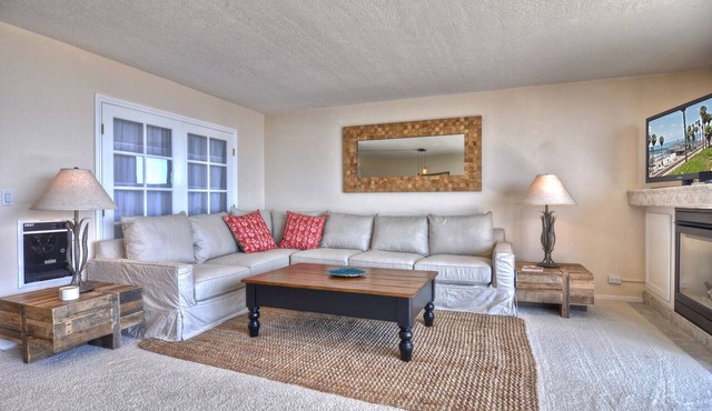 Gorgeous 2+Den! At the Pier/Beach! Panoramic Views!