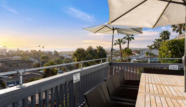 Gorgeous Beach Compound - Glamping, Hot Tub, and Outdoor Movie Nights!