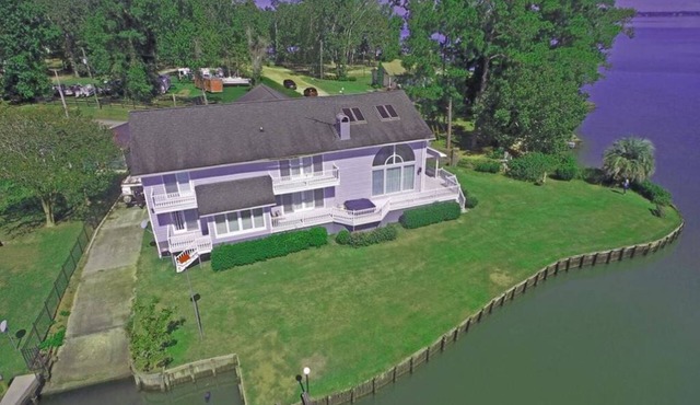 Gorgeous Lake Front Home - Stunning Views and Sunrise over the Water