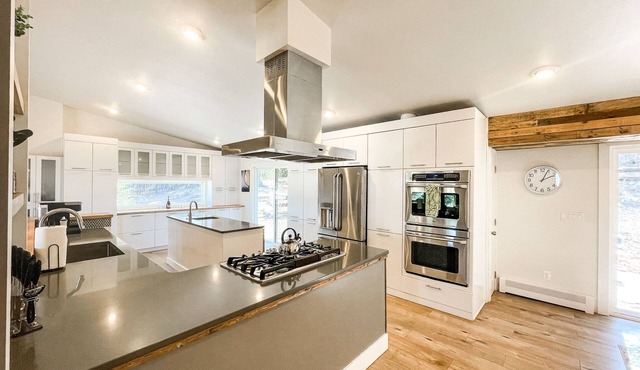 ★Gorgeous★Remodeled home mins to trails/downtown
