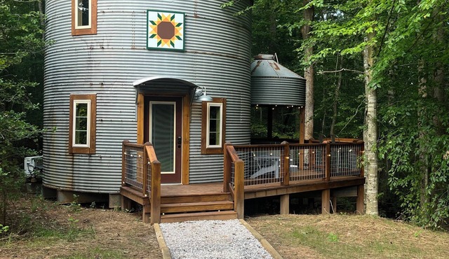 Grain Bin Silo Tiny House with 1 bedroom, WiFi, AC and hot tub in Shelby