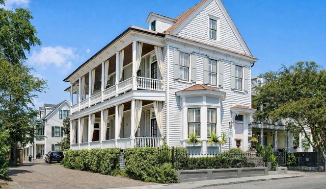 Grand 18bd House w. Luxury Finishes + Parking!