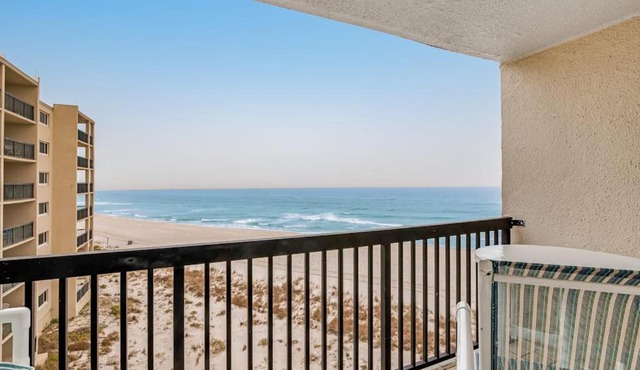 Great Pinnacle Port villa with lots of character & balcony - steps from beach