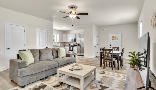 Greer Charm: Pet-Friendly 2BR with Fire Pit