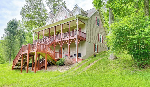 Hammocks & Forest Views: Creekside Murphy Retreat